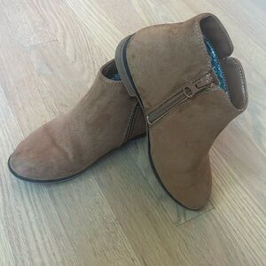 Cat & Jack Girls tan suede ankle booties Size 1